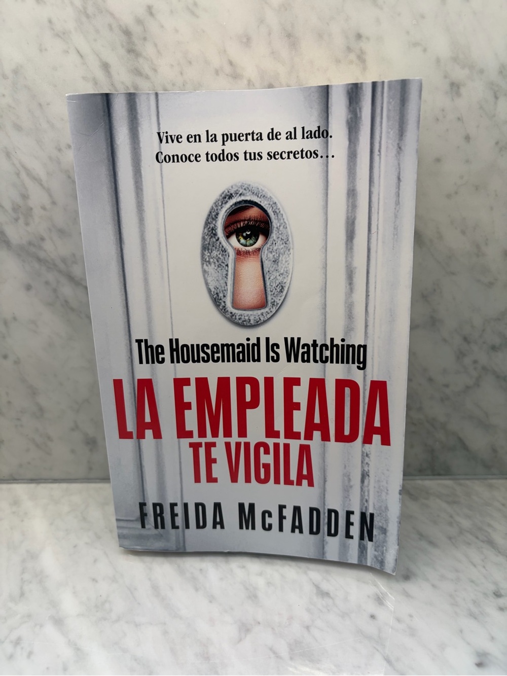 La Empleada Te Vigila (The Housemaid Is Watching) by Freida McFadden Book